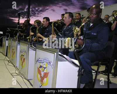 050618-N-4965H-002 Rocky Camp, Queensland, Australie (18 juin 2005) - La 7ème Flotte américaine un orchestre de foule de soldats australiens et américains au coucher du soleil au camp Rocky dans le Queensland, en Australie. Le concert a été programmé pour le camp pour divertir les soldats qu'ils participent à l'exercice Talisman Saber 2005. Talisman Saber est un exercice organisé conjointement par les américaines du Pacifique et de la Force de défense australienne, Commande d'opérations conjointes et conçu pour former la septième flotte américaine à son état-major et le personnel des opérations conjointes de l'Australie comme un espace (Combined Task Force (CTF Banque D'Images