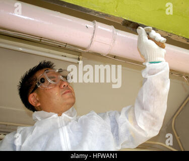 080715-N-2585K-004 HONG KONG (15 juillet 2008) Chef magasinier Enrique Munoz, attribué à l'offre Câble sous-marin USS Frank (40), supprime la peinture de tuyauterie à Yuen Long Foyer pour personnes âgées aveugles pendant l'aider les aveugles projet de relations communautaires. Frank, le seul câble sous-marin opérationnel affecté à l'adjudication de la Flotte du Pacifique des États-Unis, se déploie sur l'ensemble de ports facilement l'ouest de l'océan Pacifique à fournir des services aux sous-marins et navires de surface dans la 7e Flotte des États-Unis zone de responsabilité. (U.S. Photo par marine Spécialiste de la communication de masse de 3e classe Michael Kaiser/libérés) US Nav Banque D'Images