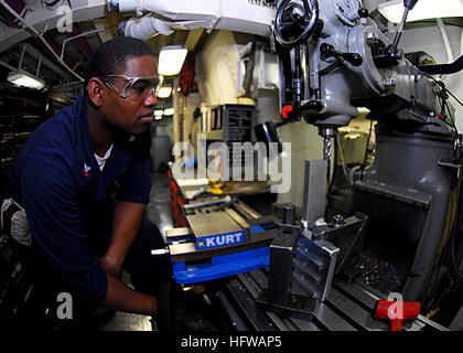 080715-N-2638R-002 de l'OCÉAN PACIFIQUE (15 juillet 2008) Réparateur de machines 2e classe James Shaw, de San Diego, Californie, les garnitures en partie d'un joint de carter pour un avion catapulte dans le système d'usinage du porte-avions USS Kitty Hawk (CV 63). Kitty Hawk est de prendre part à l'exercice RIMPAC 2008 au large de la côte d'Hawaï avec des unités des États-Unis, l'Australie, le Chili, le Canada, le Japon, les Pays-Bas, le Pérou, la Corée du Sud, Singapour et le Royaume-Uni. U.S. Navy photo by Mass Communication Specialist 3rd Class Bryan Reckard (libéré) US Navy 080715-N-2638R-002 réparation de machines Banque D'Images