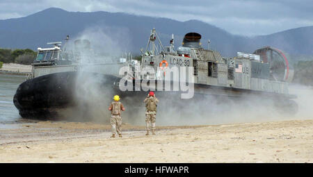 050619-N-3455P-008 dans le Queensland, Australie (19 juin 2005) - Deux beachmasters affecté à l'unité d'assaut cinq (ACU-5), embarquée à bord du navire d'assaut amphibie USS Boxer (DG 4), regarder comme un bateau de débarquement, d'un coussin d'air (LCAC) véhicule prend son envol après avoir déposé des soldats de l'armée australienne à Sabina Point dans le cadre de l'exercice 2005 Sabre Talisman. Talisman Saber est un exercice organisé conjointement par les américaines du Pacifique et de la Force de défense australienne, Commande d'opérations conjointes et conçu pour former la septième flotte américaine à son état-major et le personnel des opérations conjointes de l'Australie comme un combiné désigné Banque D'Images