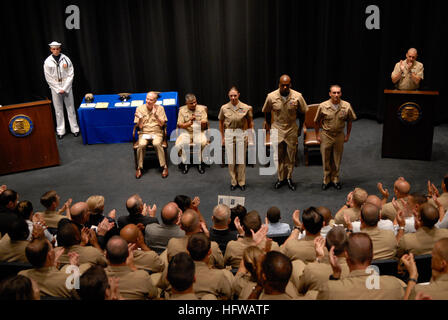 080717-N-9818V-321 WASHINGTON (le 17 juillet 2008) Vice-amiral. John Cotton, chef de la réserve de la Marine et commandant de la Force de réserve de la Marine, à droite, marin de l'année introduit lune Spécialiste du renseignement 1re classe Heather Errang, 2008 Chef d'opération navale port marin de l'année ; l'élimination des explosifs et munitions 1re classe Tyrone Logan, 2008 U.S. Fleet Forces Command mer marin de l'année ; et l'Aviation BoatswainÕs Mate (carburant) 1re classe Justin Melton, 2008, Commandant de la flotte américaine du Pacifique Mer marin de l'année au cours de la mer de l'année cérémonie à la Navy Memorial. U.S. Navy photo by Mass Communication Banque D'Images