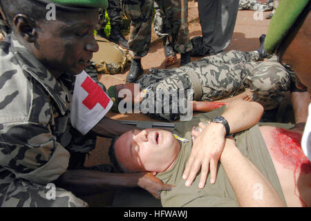 Le personnel médical malien se préparent à aller de l'US Navy, le Maître de 3e classe Scott Ott 18 juillet pendant une simulation d'accident pendant MEDFLAG 08 dans le village de Kati, Mali. Plus de 90 militaires déployés à Bamako, Mali, MEDFLAG 08, une formation médicale exercice visant à renforcer les capacités médicales et la volonté des Etats-Unis et des forces africaines. Maître de Ott est déployé à partir de la 4e Bataillon dentaire, Centre de soutien aux opérations navales de Sacramento, Californie (États-Unis Air Force photo/Senior Airman Michael S. Dorus) US Navy 080718-F-5588D-641 personnel médical malien pr Banque D'Images