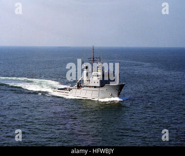 Un avant tribord vue de la flotte remorqueur USNS NAVAJO (T-ATF 169) en cours. L'USNS Navajo (T-ATF 169) en cours Banque D'Images