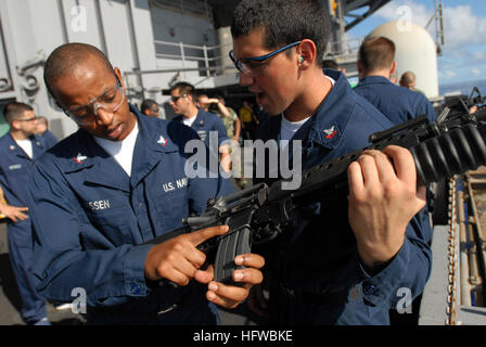 080806-N-7730P-140 de l'OCÉAN PACIFIQUE (Aug. 6, 2008) GunnerÕs Mate 2e classe Anthony Castaneda indique à ElectronicÕs l'Aviation 3ème classe technicien Awail Hassen comment contrôler positivement et incendie un lance-grenades M203 au cours d'un exercice de tir réel sur la plage arrière de la classe Nimitz porte-avions USS Ronald Reagan (CVN 76). Le groupe aéronaval du Ronald Reagan est sur un déploiement prévu dans la 7e flotte américaine d'exploitation de la zone de responsabilité dans l'ouest du Pacifique et l'océan Indien. (U.S. Photo par marine Spécialiste de la communication de masse 3 classe Gary Prill/libérés) US Navy 080806-N-7730P-140 Gun Banque D'Images