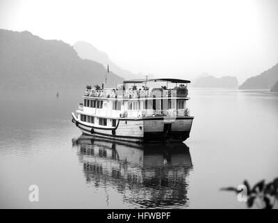 HALONG, VIETNAM - 21 février : jonques touristiques dans la baie d'Halong, Vietnam le 21 février 2015. Ha Long Bay est un site du patrimoine mondial de l'UNESCO Banque D'Images