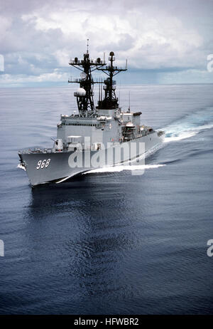 Un port bow view de l'destroyper USS ARTHUR W. RADFORD (DD-968) en cours. USS ARTHUR W RADFORD (DD-968) en cours Banque D'Images