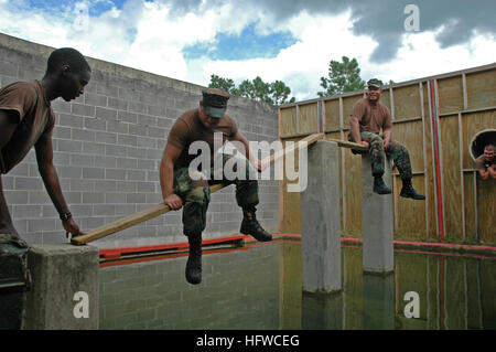 080821-N-7367K-005 CAMP SHELBY, Mississippi (Août 21, 2008) attribué à Seabees Mobile Naval Construction Battalion (NMCB) 1 acquisition des compétences relatives à l'atteindre au cours de la Leadership Reaction Course au Camp Shelby. Les deux semaines de cours, dispensés par des instructeurs militaires et civils attaché à la 20e Groupe préparation Seabee, se prépare à devenir des leaders efficaces Seabees pour leurs troupes en campagne. (U.S. Photo par Marine Builder 3 classe Brian Kuester/libérés) US Navy 080821-N-7367K-005 Seabees affectés à la construction navale (bataillon Mobile NMCB) 1 acquisition des compétences relatives à l'atteindre au cours de la direction R Banque D'Images