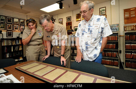 080821-N-5328N-589 Pensacola, Floride (16 août 2000 21, 2008) Le Capitaine Connie Frizzell, commandant du Centre d'information dominance (CID) Corry Station et ancien technicien Cryptologic Collection Master Chief John Gustafson regardent le Vice-amiral. H. Denby Starling II, commandant de la Marine, le commandement des opérations réseau, lit une lettre écrite à la main par l'ancien commandant en chef de la flotte américaine du Pacifique, Adm. Mari E. Kimmel à la commande display à bord CID Corry Station. Starling était au Naval Air Station Pensacola pour une réunion de la haute direction et visité CID Corry Station et les opérations d'information marine C Banque D'Images