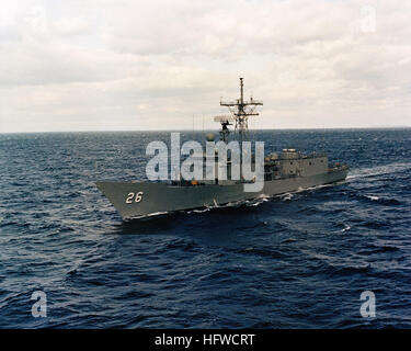 Un port bow view de la classe Oliver Hazard Perry frégate lance-missiles USS GALLERY (FFG 26) en cours au large de la côte du Maine. FFG-26 USS Gallery Banque D'Images