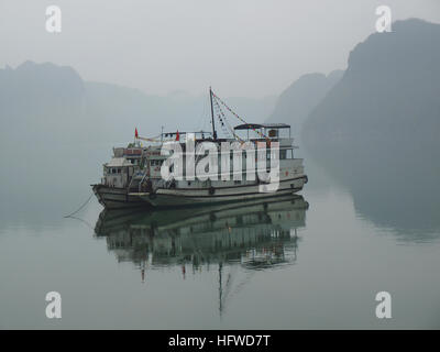 HALONG, VIETNAM - 21 février : jonques touristiques dans la baie d'Halong, Vietnam le 21 février 2015. Ha Long Bay est un site du patrimoine mondial de l'UNESCO Banque D'Images