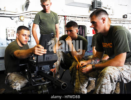 080903-N-2183K-027 GOLFE D'ADEN (sept. 3, 2008) lance le Cpl. Cody O'Neal montre comment exploiter la marque 19 lance-grenades de 40 mm à bord du navire d'assaut amphibie USS Peleliu (LHA 5). Peleliu est déployée dans la 5e Flotte des États-Unis zone de responsabilité des opérations de sécurité maritime. (U.S. Photo par marine Spécialiste de la communication de masse 2e classe Dustin Kelling/libérés) US Navy 080903-N-2183K-027 Lance Cpl. Cody O'Neal montre comment exploiter la marque 19 lance-grenades de 40 mm à bord du navire d'assaut amphibie USS Peleliu (LHA 5) Banque D'Images