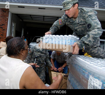 080903-N-6266K-045 BATON ROUGE, Louisiane (sept. 3, 2008) Le sergent de la Garde nationale de l'armée. Paul Sehlinger, affecté à la Division des transports du 1084th, de Slidell, Louisiane, distribue des bouteilles d'eau pour les citoyens touchés par l'ouragan Gustav. (U.S. Photo par marine Spécialiste de la communication de masse 2e classe Joshua Lee Kelsey/libérés) US Navy 080903-N-6266K-045 Army National Guard Le Sgt. Paul Sehlinger distribue des bouteilles d'eau pour les citoyens locaux Banque D'Images