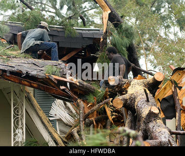 080903-N-6266K-122 Baton Rouge, Louisiane (sept. 3, 2008) Leonard Cato, à gauche, et l'ami Steve Marshall, CatoÕs nieceÕs claire du travail à domicile d'un arbre tombé pendant le nettoyage après l'ouragan Gustav. (U.S. Photo par marine Spécialiste de la communication de masse 2e classe Joshua Lee Kelsey/libérés) US Navy 080903-N-6266K-122 Leonard Cato nd ami Steve Marshall travailler pour effacer la nièce de Cato's home d'un arbre tombé Banque D'Images