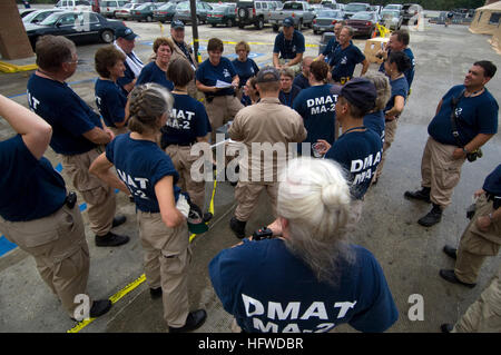 L'équipe d'assistance médicale en cas de catastrophe de la FEMA Mass Two de l'Université du Massachusetts Memorial Hospital installe des tentes médicales à l'hôpital Lady of the Lake à Baton Rouge pour fournir un soutien médical d'urgence après l'ouragan Gustav le long de la côte du golfe de Louisiane. Banque D'Images