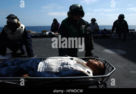 050622-N-8148A-049 de l'océan Pacifique (22 juin 2005) - Les membres de la classe Nimitz porte-avions USS Ronald ReaganÕs (CVN 76) Services médicaux et dentaires, ainsi que des membres d'équipage, se tenir prêt à transférer des patients depuis le poste de pilotage via pont élévateur à la zone pendant un grand nombre de blessés à bord du navire de forage. Reagan est actuellement en cours dans l'océan Pacifique à la conduite des opérations de routine carrier. U.S. Navy photo by Photographer's Mate 2e classe Kitt Amaritnant (publié) US Navy 050622-N-8148A-049 Les membres de la classe Nimitz porte-avions USS Ronald Reagan  % %5Ersquo,s (C Banque D'Images