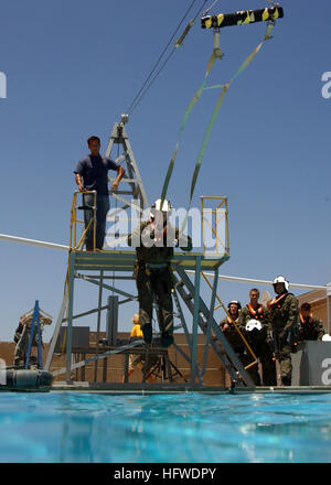 050623-N-9500T-109 San Diego, Californie (23 juin 2005) - Un élève qui fréquente le cours de survie dans l'eau au centre de formation en survie de l'Aviation, Marine Corps Air Station Miramar, se prépare à entrer dans l'eau pendant l'Òdrop dragÓ et partie de la formation. Ce scénario est conçu pour enseigner aux étudiants l'entrée de l'eau et les techniques de libération du parachute. Miramar offre physiologie aéronautique et la formation à la survie de l'eau conformément aux normes de l'aviation navale. U.S. Navy photo by PhotographerÕs Mate 2e classe Scott Taylor (libéré) US Navy 050623-N-9500T-109 un élève qui fréquente la refres Banque D'Images