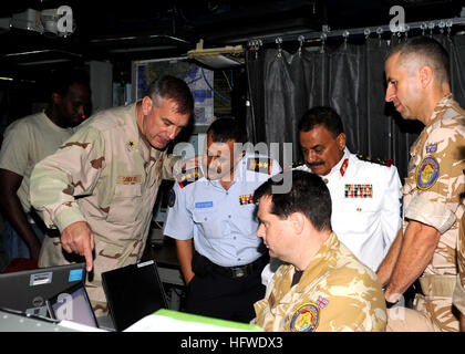 090912-N-6814F-147 GOLFE D'ADEN (sept. 12, 2009) Arrière Adm. Scott E. Sanders, commandant de la Force opérationnelle combinée 151 Équipement, explique au colonel Lofta Al Barati, commandant de district Aden la garde côtière du Yémen, et Brigue. Le général Shamshan Radhan, commandant du district de l'Aden Yémen marine, au cours d'une visite à bord du croiseur lance-missiles USS Anzio (CG 68). Anzio est le navire amiral de la CTF 151, un groupe de travail multinational établi pour mener des opérations de lutte contre la piraterie au large des côtes de la Somalie. (U.S. Photo par marine Spécialiste de la communication de masse 2e classe Brian K./Fromal) Parution US Navy 090912-N-6814F-14 Banque D'Images