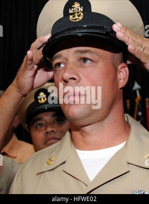 080916-N-9758G-318 PEARL HARBOR, Hawaii (sept. 16, 2008) Chef Spécialiste culinaire James Reid, affecté à la Station Navale (NAVSTA) Pearl Harbor, reçoit son premier maître de combinaison couvrir pendant un chef traditionnel de la cérémonie l'épinglage. Vingt-sept chefs de sept Hawaï commandes ont été épinglées par les amis, la famille et les autres chefs dans une cérémonie traditionnelle à Sharkey Le Théâtre à NAVSTA Pearl Harbor. (U.S. Photo par marine Spécialiste de la communication de masse 2e classe Michael A./Lantron) Parution US Navy 080916-N-9758G-318 Spécialiste culinaire Chef James Reid reçoit son premier maître de combin Banque D'Images