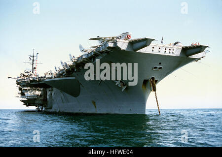 Une vue tribord avant du porte-avions USS America (CV 66). USS America (CV-66) faible vue de tribord bow Banque D'Images