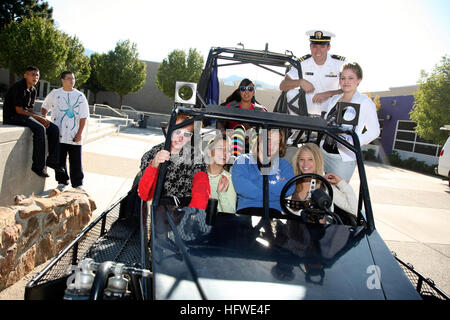 080917-N-3271W-011 ALBUQUERQUE, NM (sept. 17, 2008) Le lieutenant Andrew Baldwin, M.D., affecté à la Marine Bureau de médecine et chirurgie, se dresse au sommet du véhicule de patrouille du désert avec des élèves d'Monzano High School. Baldwin, anciennement de l'ABC TV série "Le Bachelor", prend part à des événements conformes à Albuquerque Navy semaine, l'un des 22 semaines prévues à travers l'Amérique en 2008. Semaines de la marine ont été conçus pour accroître la sensibilisation dans les zones métropolitaines qui n'ont pas une importante présence de la Marine. (U.S. Photo par marine Chef Spécialiste de la communication de masse Gary Ward/libérés) US Navy 080917-N-3271W-011 Banque D'Images