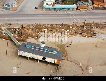 080917-N-8132M-096 Galveston, Texas (sept. 17, 2008) Un vol auprès de Galveston, Texas, est mené par un MH-60S Sea Hawk le ÓBay RaidersÓ affectés à des hélicoptères de l'Escadron de soutien au combat (HSC) 28 embarquée à bord de l'assaut amphibie USS Nassau LHA (4). Nassau est ancré au large de Galveston, Texas, pour rendre l'intervention en cas de catastrophe et l'aide aux autorités civiles, comme indiqué à la suite de l'ouragan Ike. (U.S. Photo par marine Spécialiste de la communication de masse troisième classe (SW) M. Kiona Mckissack/libérés) US Navy 080917-N-8132M-096 un vol auprès de Galveston, Texas, est conduite Banque D'Images