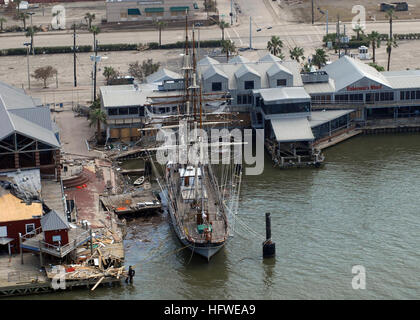 080919-N-6575H-538 Galveston, Texas (sept. 19, 2008) Photographie aérienne de la Tall Ship Elissa, amarré à Galveston, Texas. Si ses voiles et gréement ont été endommagés par l'ouragan Ike, le grand voilier officiel du Texas ont survécu à la tempête avec sa coque intacte. (U.S. Photo par marine Spécialiste de la communication de masse en chef Chris Hoffpauir/libérés) US Navy 080919-N-6575H-538 une photographie aérienne de la Tall Ship Elissa, amarré à Galveston, Texas Banque D'Images