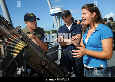 080923-N-9758G-095 de l'OCÉAN PACIFIQUE (sept. 23, 2008) GunnerÕs Mate 2e classe Joshua Taft explique les capacités d'un fusil de calibre 50 à un ami d'un marin affecté à la Pearl Harbor, Oliver Hazard Perry-class frigate USS Reuben James (FFG 57) au cours d'une croisière d'une journée de la famille et amis. Plus de 150 amis et membres de la famille étaient à bord pour la croisière de jour et a observé un 25mm gun shoot, l'enfilage du matériel de lutte contre l'incendie et d'un pique-nique sur la plage de l'acier. (U.S. Photo par marine Spécialiste de la communication de masse 2e classe Michael A./Lantron) Parution US Navy 080923-N-9758G-095 Gunner's Mate 2e Cla Banque D'Images