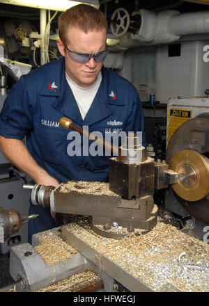 080923-N-2456S-051 de l'OCÉAN ATLANTIQUE (sept. 24, 2008) 2ème classe réparateur Machines Bryan Gilliam utilise un tour pour faire un nouveau flasque pour le système de refroidissement d'eau salée pour le système de fermeture (CIWS) à bord du porte-avions de classe Nimitz USS Theodore Roosevelt (CVN 71). Roosevelt et entrepris Carrier Air Wing (CVW) 8 sont sur un déploiement prévu. (U.S. Photo par marine Spécialiste de la communication de masse 3e classe John Suits/libérés) US Navy 080923-N-2456S-051 Réparateur de machines 2e classe Bryan Gilliam utilise un tour pour faire une nouvelle bride Banque D'Images