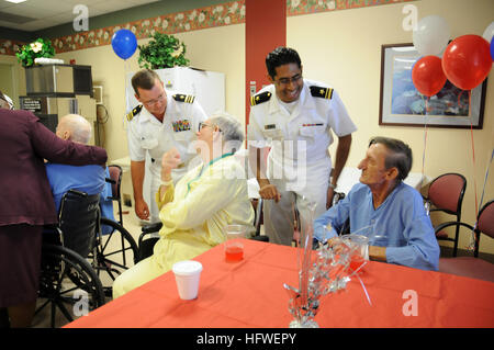 080925-N-2539G-030 COLUMBIA, S.C. (sept. 25, 2008) Le lieutenant Cmdr. Dave Nunnally et le lieutenant Dilshad Kasmani parler d'anciens combattants à William Jennings Bryan Dorn VA Medical Center au cours d'une semaine de la Marine de la Colombie-Britannique 2008 Marine de l'événement semaines sont conçues pour accroître la sensibilisation de la marine dans les zones métropolitaines qui n'ont pas une importante présence de la Marine. (U.S. Photographie par marine Spécialiste de la communication de masse en chef Hugh C. Laughlin/libérés) US Navy 080925-N-2539G-030 Le Lieutenant Cmdr. Dave Nunnally et le lieutenant Dilshad Kasmani parler avec des anciens combattants Banque D'Images