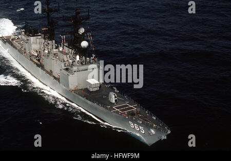 Une vue de l'avant tribord Spruance class destroyer USS KINKAID (DD-965) en cours au large de la Californie. USS Kinkaid (DD-965) tribord bow view 1982 Banque D'Images