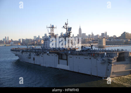 Le navire d'assaut amphibie USS Nassau (LHA-4) arrive à New York pour la célébration annuelle de Columbus. Nassau marins participeront à la New York City Columbus Day parade le 13 octobre. (U.S. Photo par Marine Communication Specialst Premier maître de Eric M. Durie/libérés) US Navy 081010-N-2022D-010 USS Nassau LHA (4) arrive à New York pour la célébration annuelle de Columbus Banque D'Images