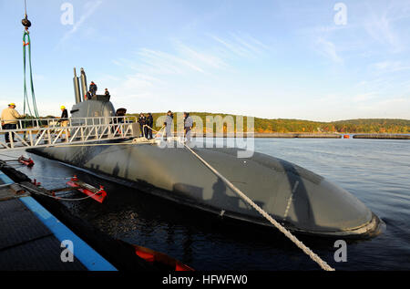 081015-N-8467N-004 Groton (Connecticut) (oct. 15, 2008) Le sous-marin italien Salvatore Todaro SA (S 526), tire sur la base de sous-marins à New London pour une visite du port. Todaro est de retour de New York où l'équipage ont participé à des événements en l'honneur de l'explorateur italien Christophe Colomb lors de la semaine du jour de Columbus. Todaro est le premier sous-marin italien depuis la Seconde Guerre mondiale pour traverser l'Atlantique. (U.S. Photo par John marine/Narewski) Parution US Navy 081015-N-8467N-004 le son sous-marin italien Salvatore Todaro (P 526), tire sur la base de sous-marins à New London pour une visite du port Banque D'Images