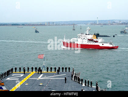 050628-N-0050M-001 Portsmouth, Angleterre (28 juin 2005) Ð les marins affectés au navire d'assaut amphibie USS SAIPAN LHA (2), stand à l'attention comme le HMS Endurance (A 171), faisant de la Reine d'Angleterre, passe devant leur navire. La Reine était à bord de l'endurance pour mener un examen de passage et les navires participant à la célébration du 200e anniversaire de la bataille de Trafalger. U.S. Navy photo by Photographer's Mate 1re classe Kimberly E. McDonald (libéré) US Navy 050628-N-0050M-001 marins affectés au navire d'assaut amphibie USS SAIPAN LHA (2), stand à l'attention comme le HMS Enduran Banque D'Images