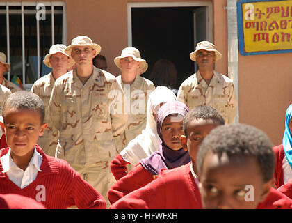 081016-N-3560G-163 ADDIS ABEBA, Ethiopie (oct. 16, 2008) attribué à Seabees Mobile Naval Construction Battalion (NMCB) 4, Détachement Addis, assistera à la cérémonie d'ouverture de l'école primaire Abadir. NMCB-4 ont pris part à la remise à neuf du schoolÕs intérieur, extérieur, installation de latrines et le système électrique. NMCB-4 est sur un déploiement de six mois des groupes de soutien de l'Afrique et l'achèvement Force-Horn missions dans divers pays d'Afrique de l'Est. (U.S. Photo par marine Spécialiste de la communication de masse 2e classe Ronald Gutridge/libérés) US Navy 081016-N-3560G-163 Seabees assister à l'ouverture Banque D'Images