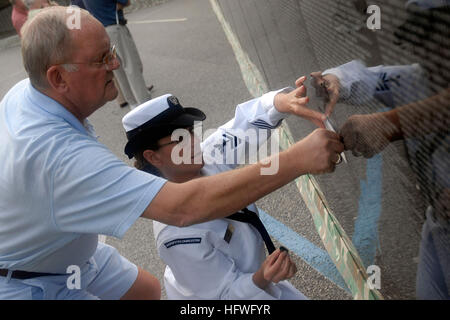 081010-F-1823W-015 CHARLESTON, S.C. (oct. 10, 2008) David Lair et maître de 1re classe Julie Coyle transférer un nom pour le papier du mur en mouvement. Les aviateurs, les marins, les soldats, marines et gardes s'est regarder 24 heures par jour, du 16 au 20 octobre à la paroi qui est une réplique de la Vietnam Veterans Memorial National, le mur, situé à Washington, D.C. M. Lair a servi dans la marine pendant la guerre du Vietnam et est de Charleston, S.C. Coyle est attribué à Naval Weapons Station Charleston. (U.S. Air Force photo par un membre de la 1re classe Melissa White/libérés) US Navy 081010-F-1823W-015 David Lair un Banque D'Images