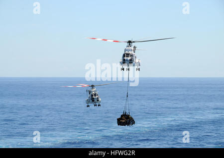 081019-N-0120A-145 Mer de Chine du Sud (oct. 19, 2008) Deux hélicoptères Puma EH-96 à partir de la commande de transport maritime militaire cargo sec USNS Richard E. Byrd (T-AKE-4) se relaient la livraison d'approvisionnements dans l'avant-déployé d'assaut amphibie USS Essex (DG 2) au cours d'une reconstitution en cours. Essex est le premier navire de la seule l'avant-déployée groupe expéditionnaire des États-Unis et sert de navire amiral de la CTF 76, la Marine est qu'avant-commandant de la force amphibie déployée. (U.S. Photo par marine Spécialiste de la communication de masse 2e classe Mark R. Alvarez/libérés) US Navy 081019-N-0120A-145 deux EH-96 Puma Banque D'Images