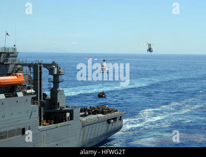 081019-N-0120A-149 Mer de Chine du Sud (oct. 19, 2008) Deux hélicoptères Puma EH-96 à partir de la commande de transport maritime militaire cargo sec USNS Richard E. Byrd (T-AKE-4) se relaient la livraison d'approvisionnements dans l'avant-déployé d'assaut amphibie USS Essex (DG 2) au cours d'une reconstitution en cours. Essex est le premier navire de la seule l'avant-déployée groupe expéditionnaire des États-Unis et sert de navire amiral de la CTF 76, la Marine est qu'avant-commandant de la force amphibie déployée. (U.S. Photo par marine Spécialiste de la communication de masse 2e classe Mark R. Alvarez/libérés) US Navy 081019-N-0120A-149 deux EH-96 Puma Banque D'Images