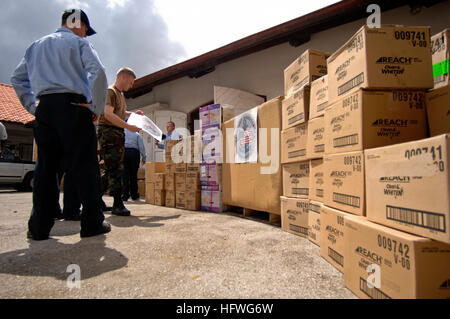 Le personnel à bord de l’USS Kearsarge décharge les dons du projet Hand Clasp pour soutenir la mission humanitaire Promise 08 dans les Caraïbes, en collaboration avec les pays partenaires pour fournir de l’aide et des services. Banque D'Images