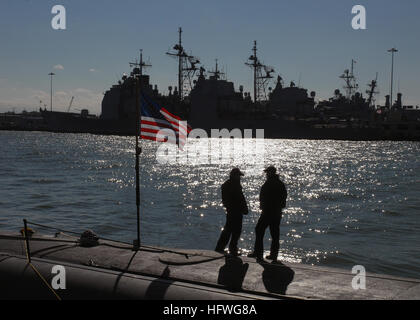 081022-N-7668G-002 Norfolk, Va. (oct. 22, 2008) de l'équipage de la Los Angeles-classe sous-marin d'attaque USS Scranton (SSN 756) prendre une pause à la Naval Station Norfolk. (U.S. Photo par marine Spécialiste de la communication de masse 2e classe Xander Gamble/libérés) US Navy 081022-N-7668G-002 Les membres d'Équipage du Los Angeles-classe sous-marin d'attaque USS Scranton (SSN 756) prendre une pause Banque D'Images