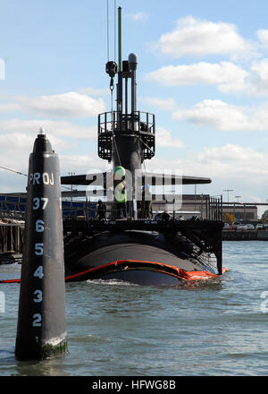 081022-N-7668G-022 Norfolk, Va. (oct. 22, 2008) l'équipe de chargement d'armes de la classe Los Angeles-sous-marin d'attaque USS Newport News (SSN 750) guides un missile Tomahawk sur le bateau. L'équipage de l'Newport News se prépare à prendre la mer. (U.S. Photo par marine Spécialiste de la communication de masse 2e classe Xander Gamble/libérés) US Navy 081022-N-7668G-022 Le chargement d'armes de l'équipe de classe Los Angeles sous-marin d'attaque USS Newport News (SSN 750) guides un missile Tomahawk sur le bateau Banque D'Images