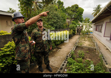 Le personnel à bord du navire d’assaut amphibie USS Kearsarge effectue une étude de site à Cyril Ross Nursery dans le cadre de Promise 08, une mission d’assistance humanitaire et civique dans les Caraïbes impliquant plusieurs pays partenaires. Banque D'Images