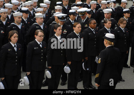 091105-N-0718S-065 Monterey, Californie (nov. 5, 2009) Le lieutenant Joseph Maxwell, sous-officier responsable pour le Centre pour la domination de l'information et chef du détachement de Monterey, Technicien Cryptologic (Interpretive) Shawn Kumagai inspecter les coiffures de femmes marins lors d'une inspection du personnel at the Presidio de Monterey. Les unités de la marine dans l'ensemble de la Californie a lancé son uniforme de saison shift 2 Novembre des blancs de blues. (U.S. Photo par marine Spécialiste de la communication de masse 2e classe Steven L. Shepard/libérés) US Navy 091105-N-0718S-065 Le Lieutenant Joseph Maxwell inspecte les coiffures des femmes de marins Banque D'Images