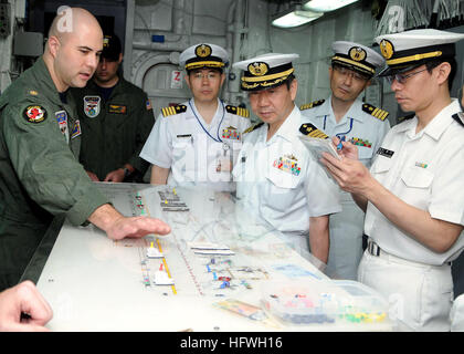 100615-N-5215E-167 SASEBO, Japon (15 juin 2010) Le lieutenant Cmdr. Bennett Harris, gauche, explique le conseil d'état d'aéronefs aux officiers de la Force japonaise d'autodéfense maritime à bord de l'avant-déployé d'assaut amphibie USS Essex (DG 2). L'Essex se prépare pour son prochain (INSURV l'inspection et l'inspection). (U.S. Photo par marine Spécialiste de la communication de masse 2e classe Matthieu A./Ebarb) Parution US Navy 100615-N-5215E-167 Le Lieutenant Cmdr. Bennett Harris explique l'avion conseil d'état d'officiers de la Force navale d'autodéfense japonaise à bord du USS Essex (DG 2) Banque D'Images