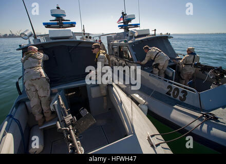 081108-N-6932B-081 SAN DIEGO (nov. 8, 2008) L'un des nombreux défis pour les membres de l'équipage du bateau 56 Division, un détachement de l'Escadron expéditionnaire Maritime Security MESRON (1), au cours de l'exercice Final Problème (BCS) phase de la formation, était en train de démontrer leur capacité à naviguer en toute sécurité dans des conditions de faible visibilité. Les équipages de simuler ces conditions en plaçant des couvertures sur les fenêtres et à l'aide d'instruments pour les guider. FEP est conçu pour évaluer les membres à l'avenir et d'assurer la préparation de la bataille. (U.S. Photo par marine Spécialiste de la communication de masse 1ère classe R. Jason Brunso Banque D'Images