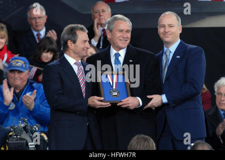 081111-N-1831S-164 NEW YORK (nov. 11, 2008) Co-présidents de l'Intrepid Sea, Air and Space Museum, T., Richard Santulli et Charles de Gunzburg présents le président George Bush à l'Intrepid Freedom Award 2008. L'Intrepid Sea, Air & Space Museum a procédé à une cérémonie de la Journée des anciens combattants à l'occasion de sa grande réouverture et re-baptême. (U.S. Photo par marine Spécialiste de la communication de masse de cendres matelot/Grave) Parution US Navy 081111-N-1831S-164 Richard Santulli T. et Charles de Gunzburg présents le président George Bush à l'Intrepid Freedom Award 2008 Banque D'Images