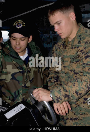 080214-N-7446H-005 de l'OCÉAN PACIFIQUE (fév. 14, 2008) Seaman Elizabeth Gomez Marine montre le Cpl. Alexander Peterson comment à l'homme la tête du pont à bord de la classe Arleigh Burke destroyer lance-missiles USS Mustin (DDG 89). Peterson et d'autres invités du Marine Corps ont été invités à le pont pour une chance de vivre l'essentiel de la manœuvre du navire. Mustin est déployée avec l'Escadron de destroyers (destroyers) 15. U.S. Navy photo by Mass Communication Specialist 2e classe Derek J. Hurder (libéré) US Navy 080213-N-7446H-005 Seaman Elizabeth Gomez Marine montre le Cpl. Alexander Peterson comment à l'homme la tête de t Banque D'Images