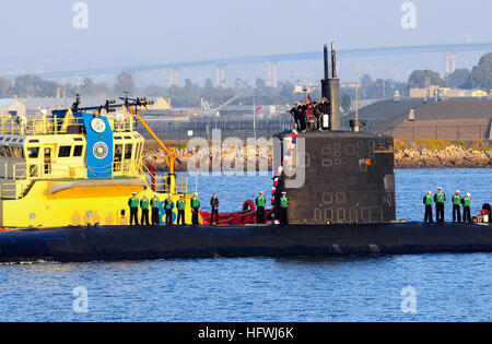 081203-N-8878B-003 SAN DIEGO (déc. 3, 2008) La classe de Los Angeles sous-marin d'attaque rapide USS Ashville (SSN 758) tire dans son port d'attache de la base navale de Point Loma après un déploiement de six mois. Ashville était sous le commandement du commandant de la Force (CTF) 74 et déployés à la 7ème flotte américaine zone de responsabilité. (U.S. Photo par marine Spécialiste de la communication de masse 2e classe Michael C. Barton/ libéré) US Navy 081203-N-8878B-003 USS Ashville (SSN 758) tire dans son port d'attache de la base navale de Point Loma après un déploiement de six mois Banque D'Images