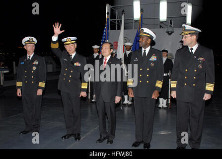 081206-N-1113S-001 TOKYO (déc. 6, 2008). Keiji Akahoshi, le Japon d'autodéfense maritime Chef de cabinet, des vagues comme il se tient avec le Capt Thom Burke, gauche, commandant de la commande amphibie USS Blue Ridge (CAC 19) ; Esaki Yoichiro, membre de la Chambre des représentants du Japon ; Vice-Adm. Anthony Four Winns, Inspecteur Général de la Marine américaine ; et Vice-Adm. John M. Bird, commandant de la 7ème flotte américaine,, au cours d'une réception à bord de Blue Ridge. La réception honore l'alliance américano-japonaise et la forte relation entre la Marine américaine et le Japon d'autodéfense maritime. En outre, les particip Banque D'Images