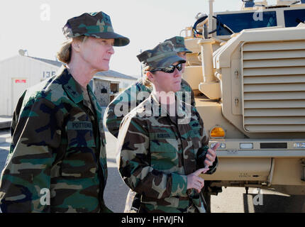 081209-N-6484G-023 Le comté de Ventura, Californie (déc. 9, 2008) Arrière Adm. Carol Pottenger, commandant du Corps expéditionnaire naval combat command, gauche, parle avec l'électricien de construction 1re classe Lynn Rodriguez, l'équipe de construction de sous-marins (UCT) 2 Marin de l'année, pendant la visite de la base navale de PottengerÕs à Ventura County. (U.S. Photo par marine Mécanicien Construction Constructionman Martina E. Goad/libérés) US Navy 081209-N-6484G-023 Pottenger, commandant du Corps expéditionnaire naval combat command, gauche, parle avec l'électricien de construction 1re classe Lynn Rodriguez Banque D'Images