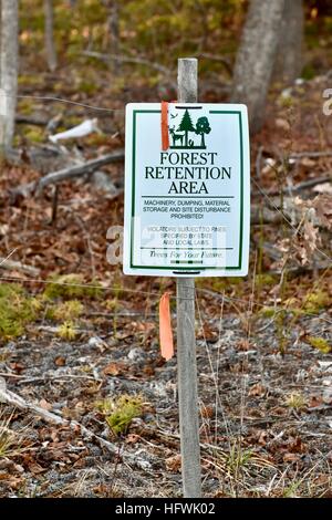 Une zone de conservation de la forêt avec un panneau où la construction est interdite Banque D'Images